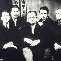 Rok 1925. P. Tyčyna, I. Piddubnyj, O. Vyšňa, P. Panč, I. Šeremet, I. Mykytenko, V. Sosjura