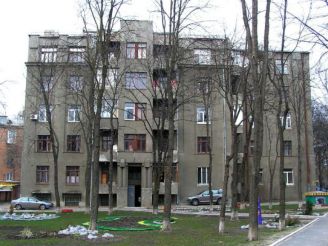 Будинок з боку дитячого майданчика 
                              