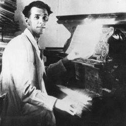 Тичина у вітальні своєї нової квартири